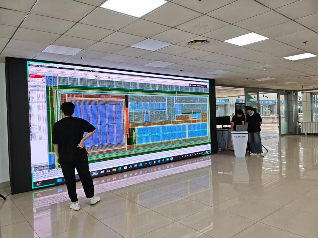 大屏展示同学们完成的芯片版图设计成果