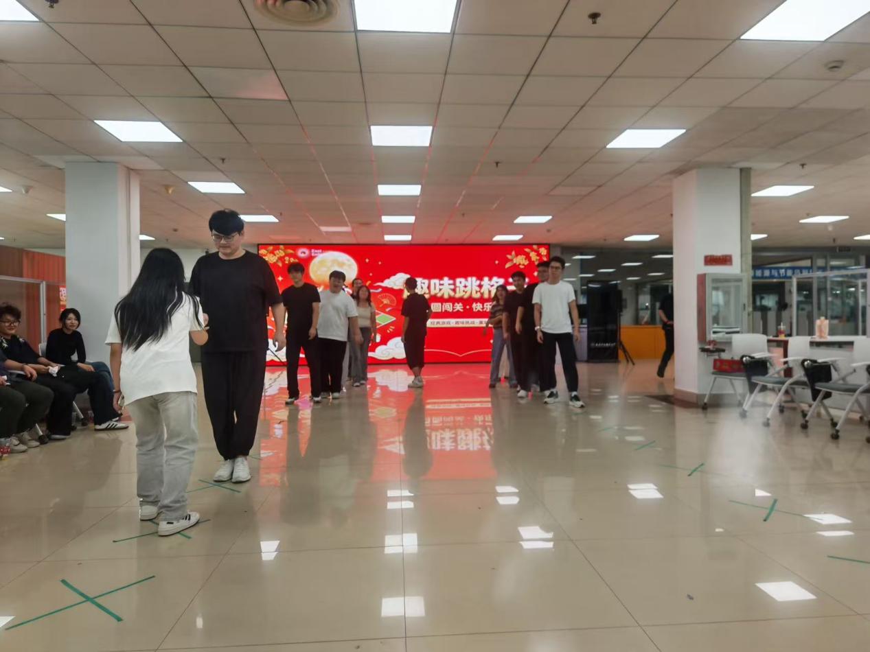 趣味跳格闯关游戏